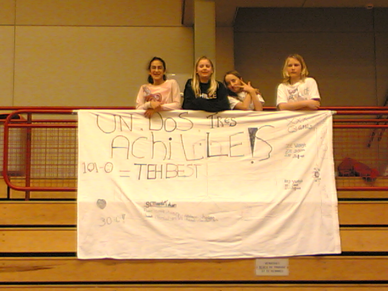 Handbalmeiden moedigen Dames 3 aan.