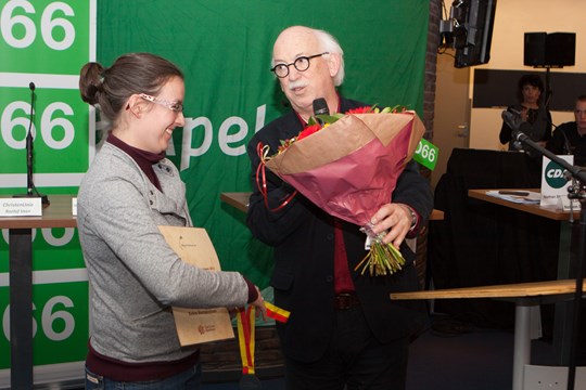namens Eelco zijn zus die de prijs in ontvangst neemt