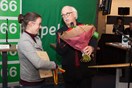 namens Eelco zijn zus die de prijs in ontvangst neemt