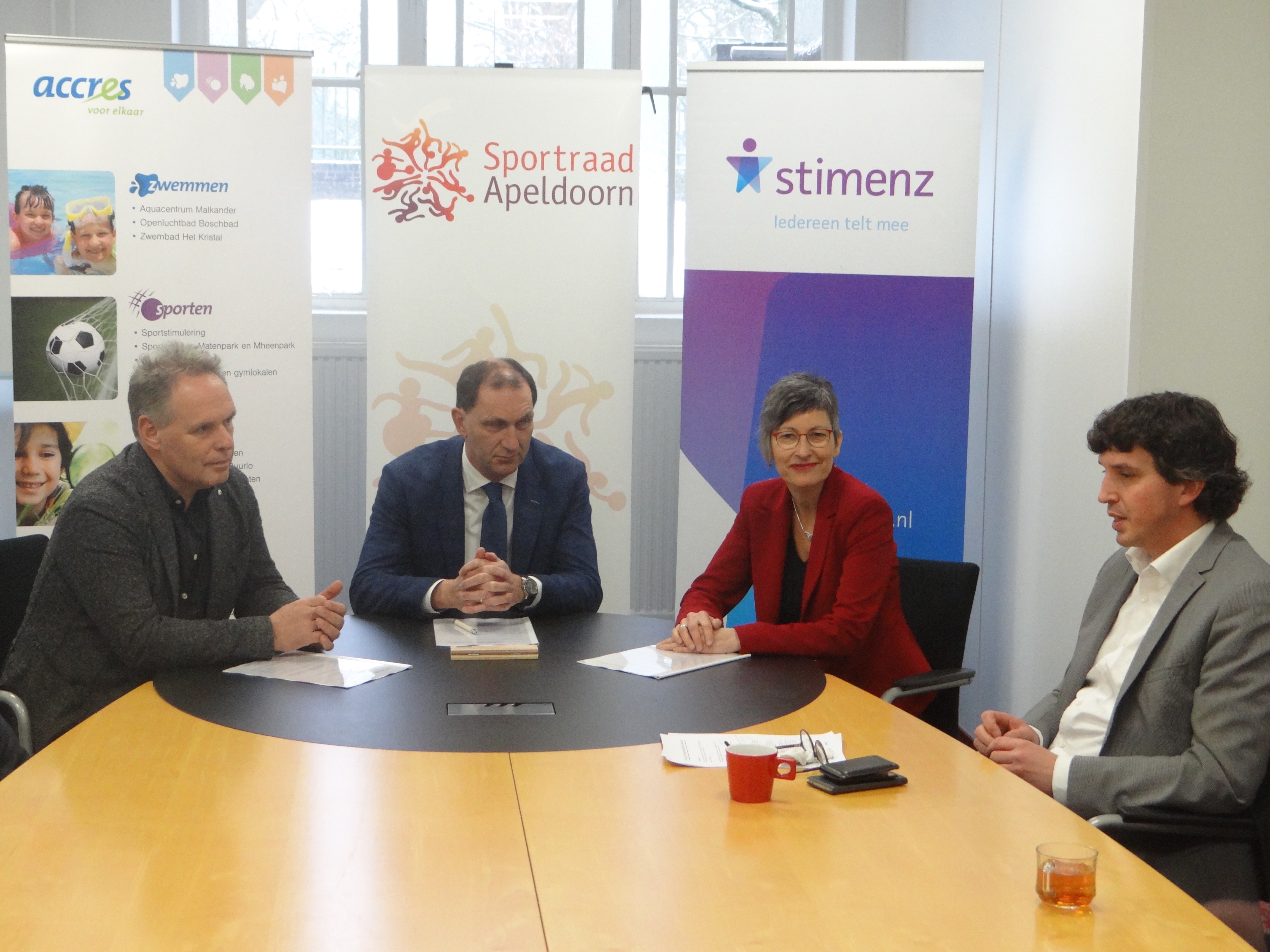 Ondertekening Convenant Verenigingsondersteuning Apeldoorn tussen Accres Apeldoorn, Stimenz en de Sportraad Apeldoorn