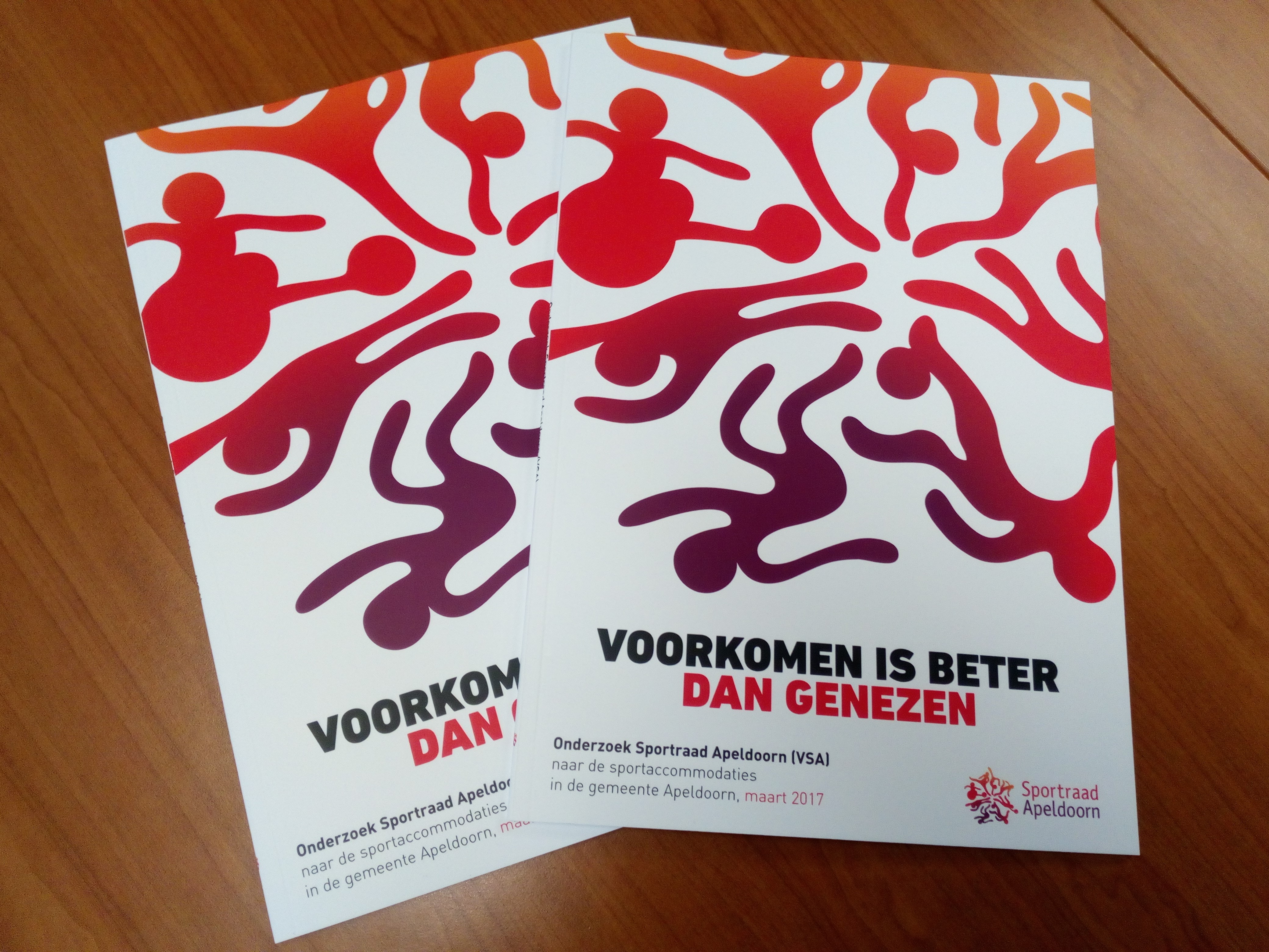 Overhandiging rapport "Voorkomen is beter dan genezen" op de ALV Sportraad Apeldoorn