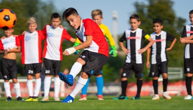 Voetbal-Jeugdfonds-Sport-Cultuur-bewerkt-e1567435397850-768x440