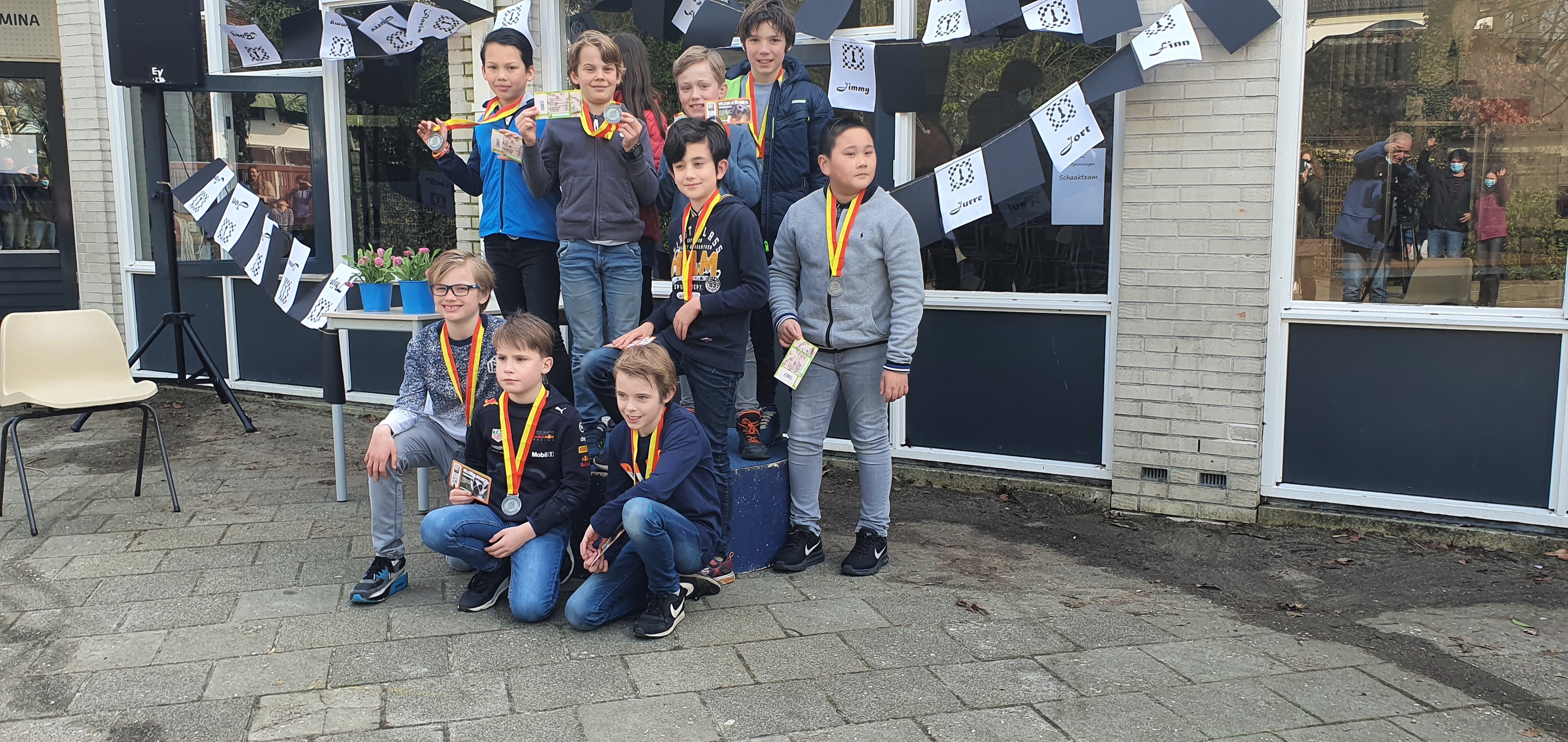 Woensdagmiddag 3 maart zijn de eerste sportpenningen (geheel coronaproef) uitgereikt aan het schaakteam van de KWS