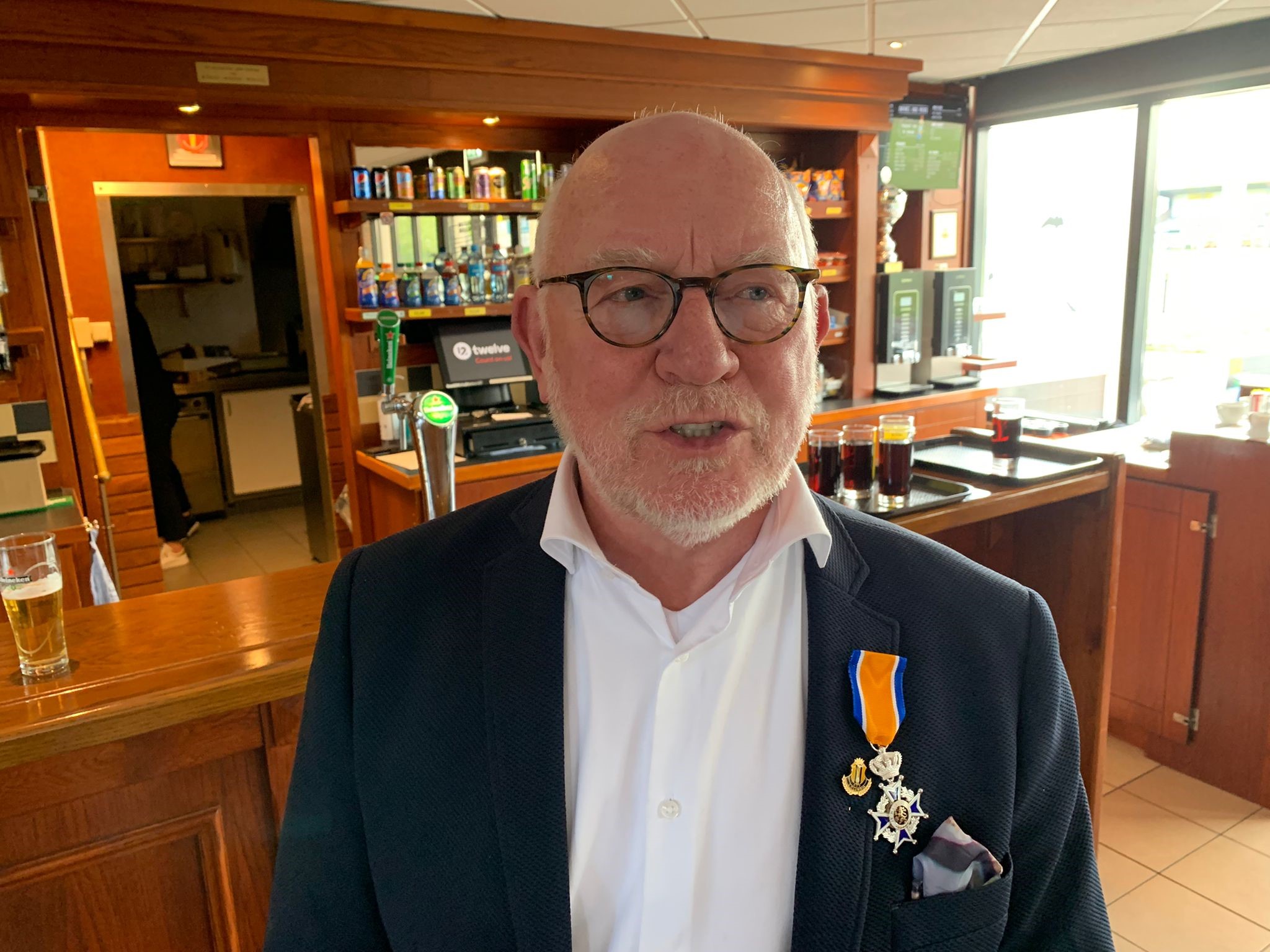 Bernard de Vries benoemt tot Ridder van Oranje Nassau