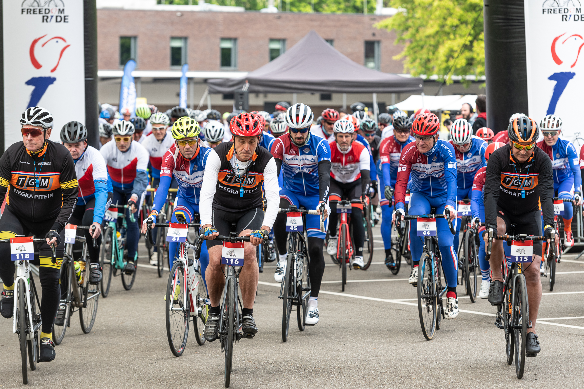 Ruim duizend fietsers vieren samen de vrijheid tijdens de Freedom Ride in Apeldoorn