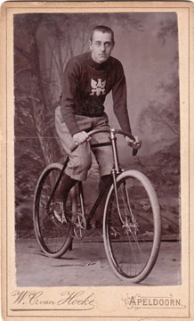 Wielrenner R.L. (Louis) de Fielietaz Goethart 1897 Foto CODA Beeldbank