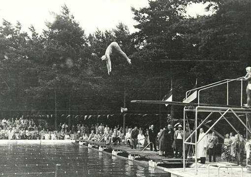Zwemwedstrijden in het Boschbad, 1948 Foto A.C. Stokhuyzen