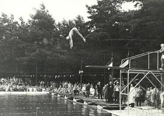 Zwemwedstrijden in het Boschbad, 1948 Foto A.C. Stokhuyzen