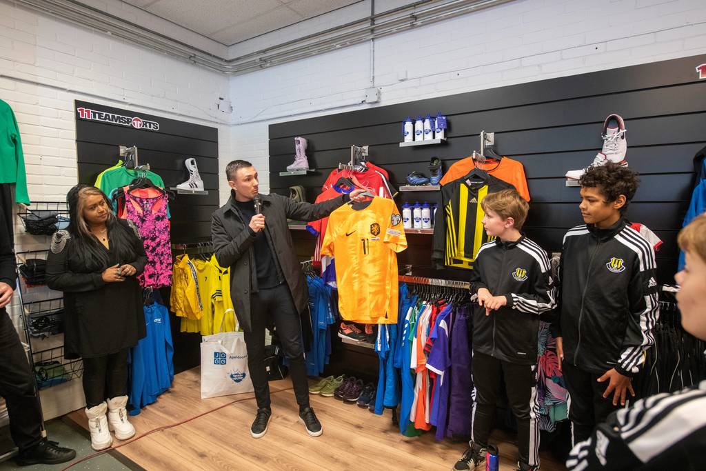 Ajax-speler Steven Berghuis blij met Sportspullenbank in Apeldoorn: ‘Je wil geen één kind dat ontnemen