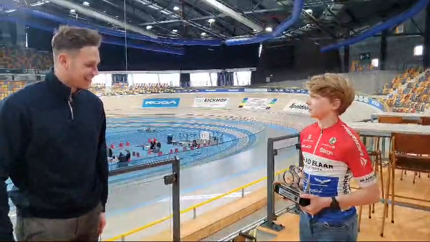 Finn Menting overhandigt de Sportprijs aan winnaar Harrie Lavreysen