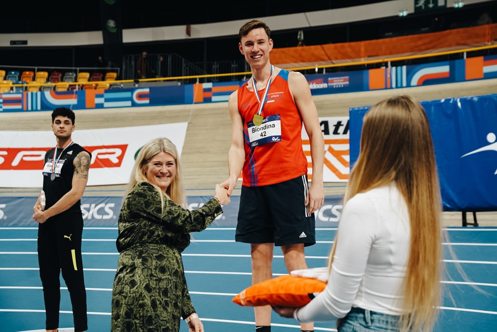 Sportraad helpt AV'34 met uitreiken medailles NK Indoor Atletiek 2025