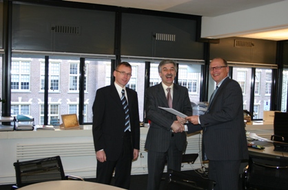 VSA en ACCRES overhandigden “marktonderzoeksrapport binnensportaccommodaties aan de gem. Apeldoorn