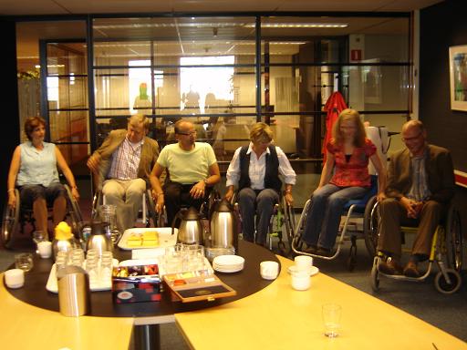 Overdracht sportrolstoelen van ACCRES aan omnivereniging WSV