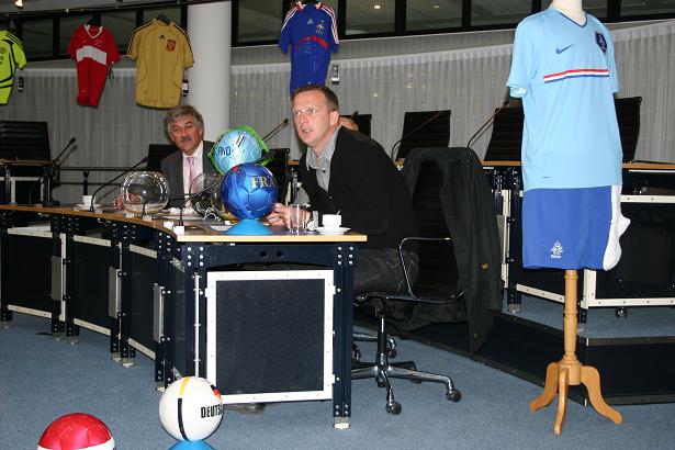 John van den Brom verricht loting Straatvoetbalkampioenschap 