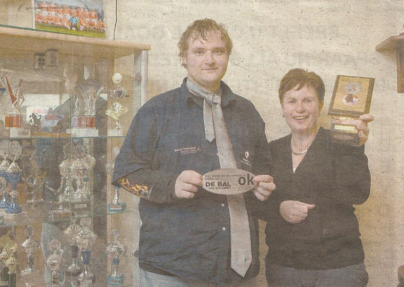 Uitreiking ”Bal van SC Klarenbeek 6” aan VV Emst